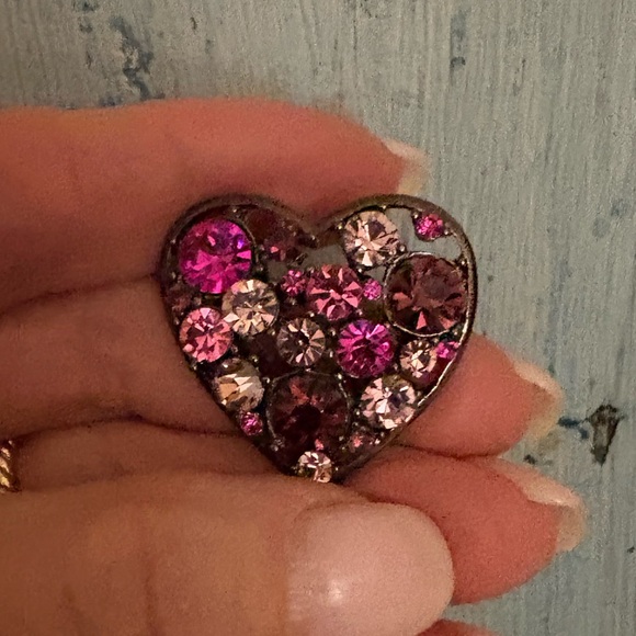 Rhinestone heart-shaped pin in shades of pink and purple - Picture 6 of 11